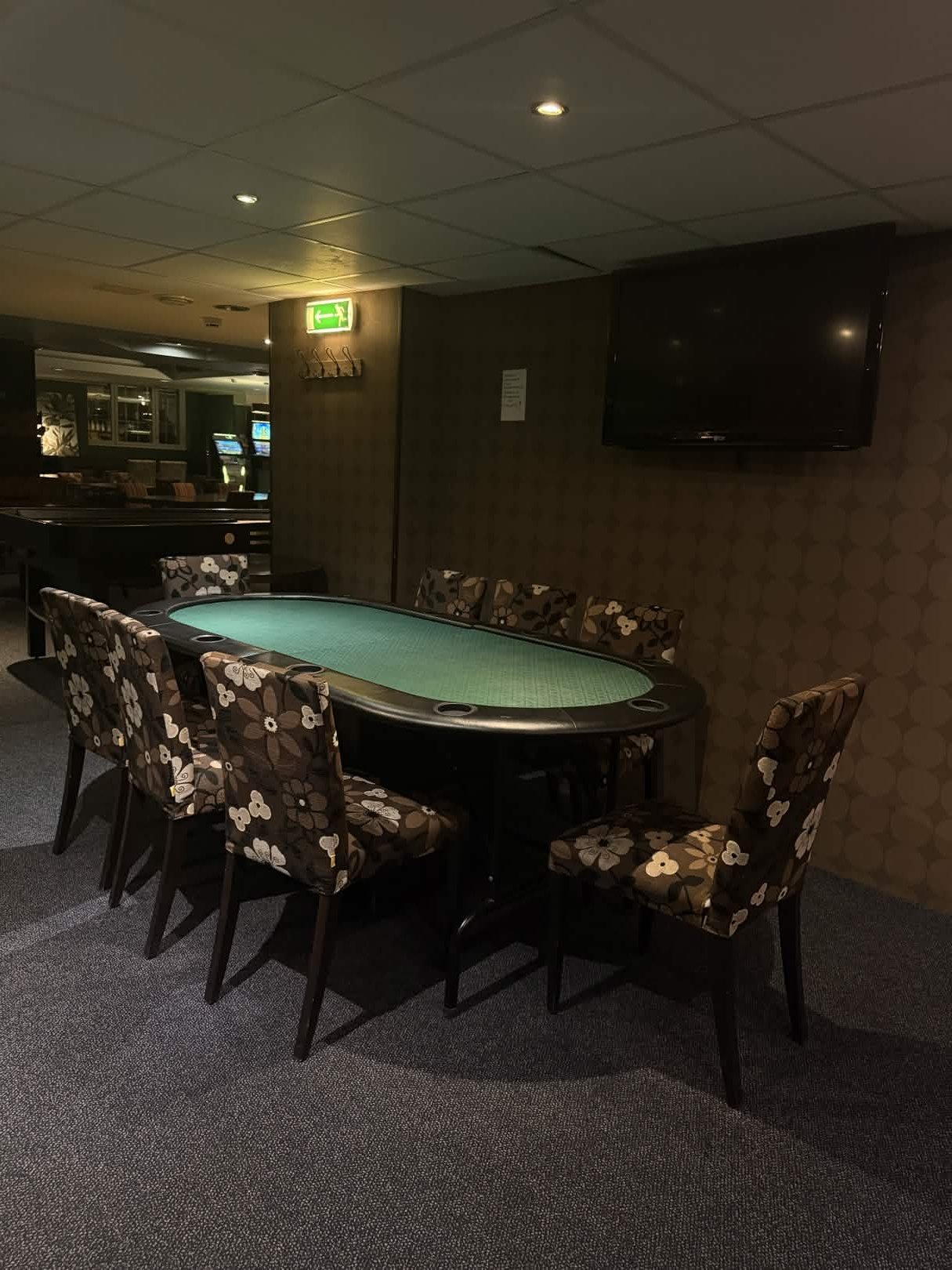 Pokeripöytä Baribalissa